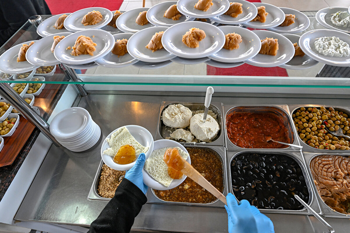 İşletmeci Aydın Acar da "Van kahvaltısı onlarca çeşitten oluşuyor. En çok beğenilenler, murtuğa, otlu peynir, kavut ve kavurma. Günübirlik kentimize gelip kahvaltı yapan misafirlerimiz var. Bu anlamda Dünya Kahvaltı Günü'nün ilan edilmesi için UNESCO'ya yapılan talep bizi sevindirdi, heyecanlandırdı. Bu çalışma Van kahvaltısının hak ettiği yere gelmesine olanak sağlayacak." dedi.<br>