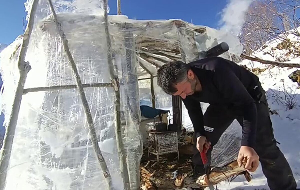 Bölgedeki yaban hayatını korumasıyla da bilinen Erkan'ın hayatını anlatan 'Dağların oğlu' adlı 17 dakikalık belgesel film, Atatürk Üniversitesi İletişim Fakültesi tarafından düzenlenen Kar Film Festivali'nde birinci oldu. Doğada mantar ve çeşitli otlarla karnını doyuran Erkan, dağlarda yalnız yaşamaktan hiç korkmadığını söyledi.<br><br>