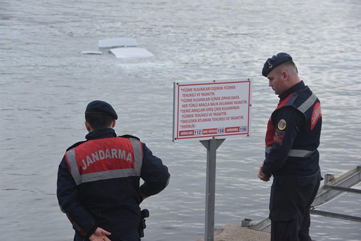 Otomobil ise sabah saatlerinde vinçle denizden çıkarıldı. Ekiplerce araçta inceleme yapıldı. Saadettin Sabırlı'nın ayakkabısının olay yerinde kaldığı görüldü.<br><br>