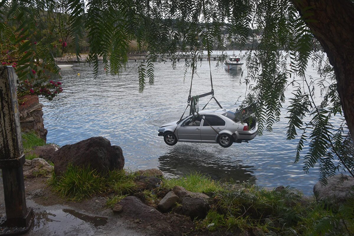 Kaza, saat 03.30 sıralarında Akyarlar Mahallesi'nde meydana geldi. S.K.’nin kontrolünü kaybettiği 35 NKK 10 plakalı otomobil, yoldan çıkıp kayalıklardan denize uçtu. Sürücü S.K. kendi imkanlarıyla otomobilin üzerine çıkıp, çevredekilerden yardım istedi, yanındaki Saadettin Sabırlı ise yüzerek kıyıya ulaşmaya çalışırken kayboldu. İhbar üzerine bölgeye sağlık, jandarma ve sahil güvenlik ekipleri sevk edildi. Ekipler tarafından kurtarılan S.K., Bodrum Devlet Hastanesi'ne kaldırıldı.<br><br>