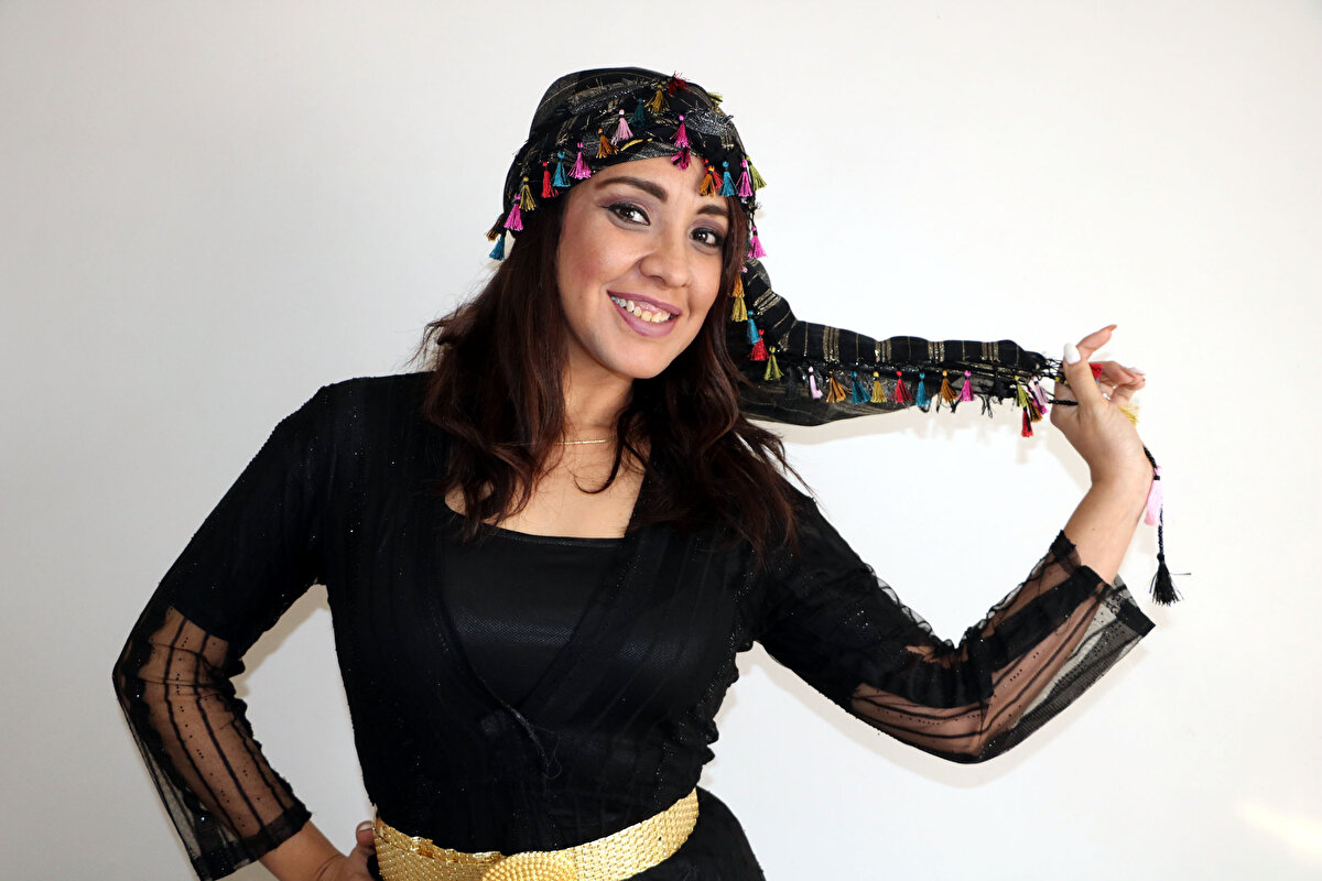 Annesi ve nişanlısıyla 10 gün önce Menaf Yeşil'le Yüksekova'ya gelen Paola Uyagdalina Vıveros Guriel, burada sade bir törenle dünya evine girdi.<br>