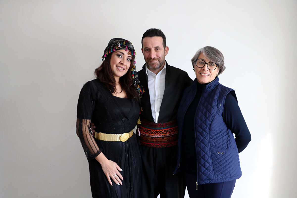 İnşaat sektöründe olduğumuz için ortak yanlarımız vardı. Dostluk başladı, sonrası birbirimize iyice alıştık ve evliliğimiz bu şekilde oldu" dedi.<br>