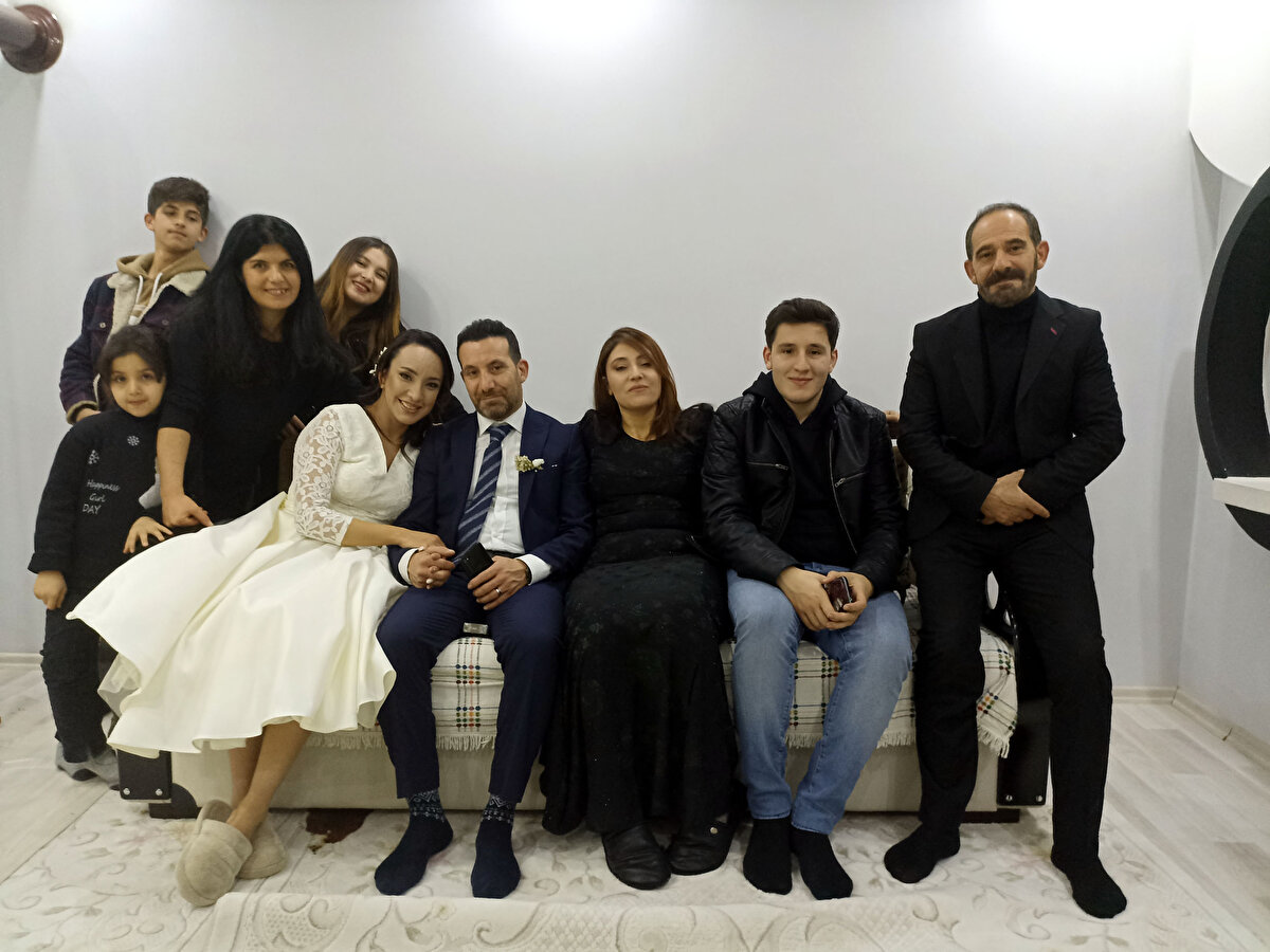 Yüksekova’dayız dünürlerim oldukça sıcak insanlar. Buraya geldiğime çok mutlu oldum" ifadelerini kullandı.<br>