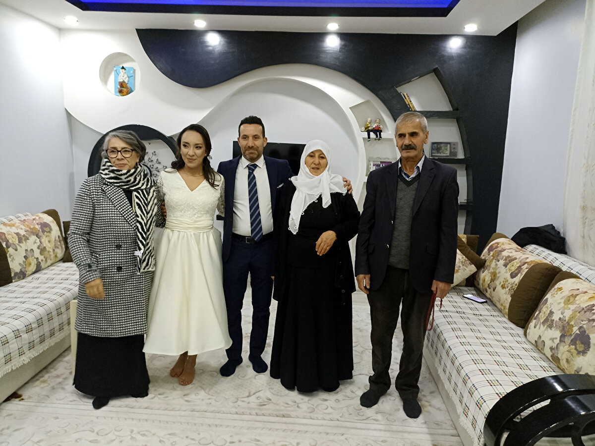 Kızının Türkiye’ye gelin geleceğini hiç düşünmediğini ve onlar için de bu durumun sürpriz olduğunu belirten emekli öğretmen Maria Magaalena Guriel Leal da "Nihayetinde ikisi kararını verince bize de saygı göstermek düşüyor. Damadım Menaf’ı daha önce sadece sosyal medya üzerinde tanımıştım.<br>