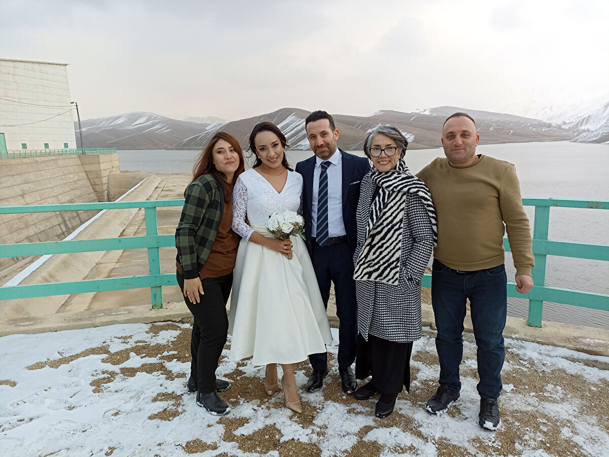 Yaklaşık bir hafta kendisine İstanbul’da misafir oldum. Ülkeme gittikten sonra bu durumu ailemle paylaştım. Onlar da saygı gösterip bu kararımı onayladılar. Yüksekova'ya gelip sade bir kına gecesi ve nikahla dünyaevine girdik. Eşimin ailesiyle tanıştıktan sonra bana gösterdikleri ilgiden dolayı çok mutlu oldum. Bu hafta İstanbul’a gidip oradan Meksika’ya döneceğiz.<br>