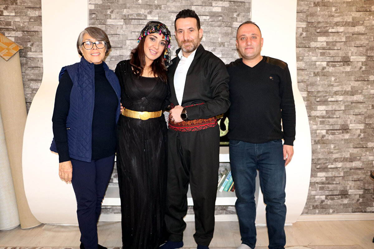 Buluştukları İstanbul'da bir süre arkadaşlık yapan Yeşil ve Guriel, birbirlerine aşık olup evlenmeye karar verdi. Guriel, Menaf Yeşil'i ailesiyle tanıştırdıktan sonra annesi ile Türkiye'ye gelerek Yüksekova’da evlendi.<br>