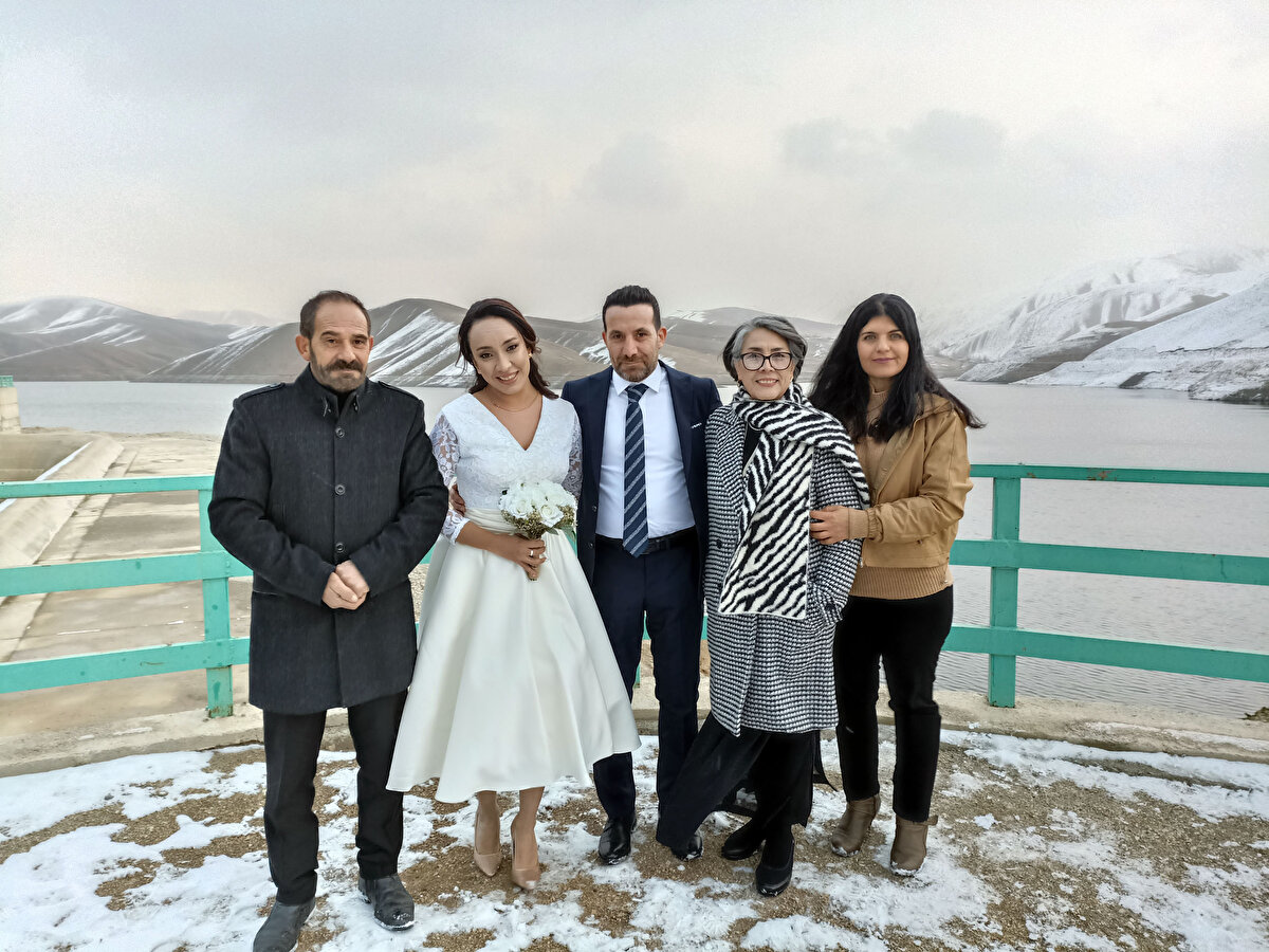 İnşallah birkaç yıl sonra tekrar Türkiye gelip Yüksekova’da eşimin ailesinin yanında yaşamımızı sürdüreceğiz. İlk defa yöresel kıyafet giydim. Fıstan, kıras ve kofisi çok güzel ve üzerimde çok güzel durdu" diye konuştu.<br>