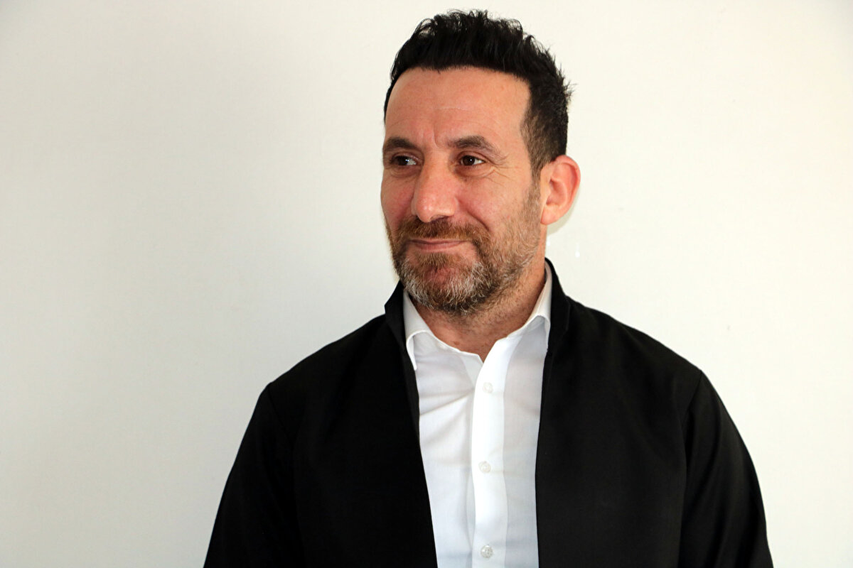 SOSYAL MEDYA ÜZERİNDEN TANIŞTIK <br>Menaf Yeşil," Bizim ilişkimiz tamamen sosyal medya aracılığıyla başladı. Sonra Paola Türkiye'ye geldi ve tanıştık.