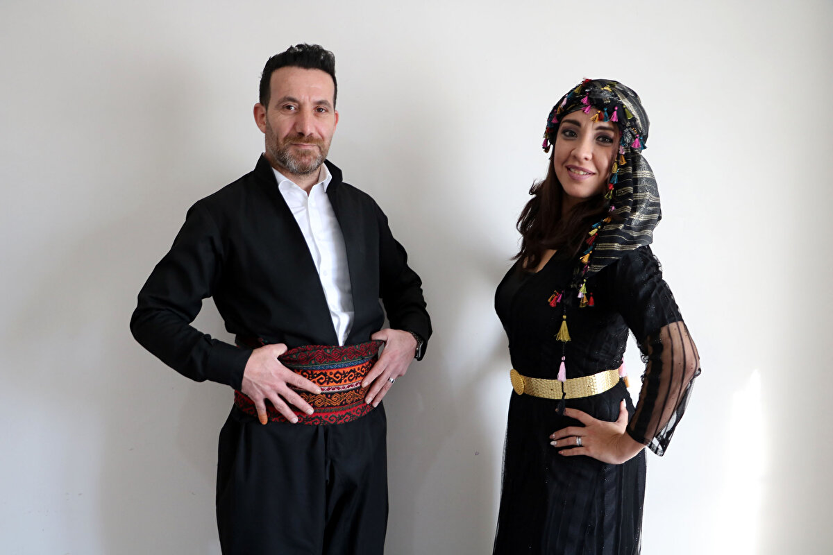 Tanışma esnasında yaptığı bir haftalık tatilde İstanbul Havalimanı’ndan ülkesine yolcu ederken, evliliğe karar verdik. Sonra sade bir nikahla evlenerek dünyaevine girdik. İkimiz de aynı sektördeyiz.<br>