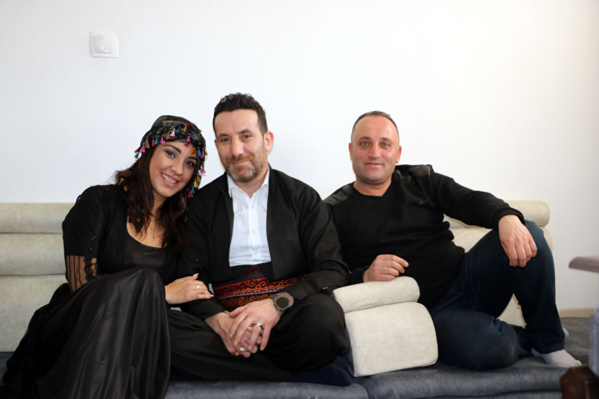 Yüksekova'da yaşayan Menaf Yeşil, iş bulamayınca 20 yıl önce İstanbul'a yerleşti. Burada bir süre çeşitli işlerde çalışan Yeşil, daha sonra iç dekorasyona merak salıp, bu alanda ustalaşarak çalışmaya başladı.<br>