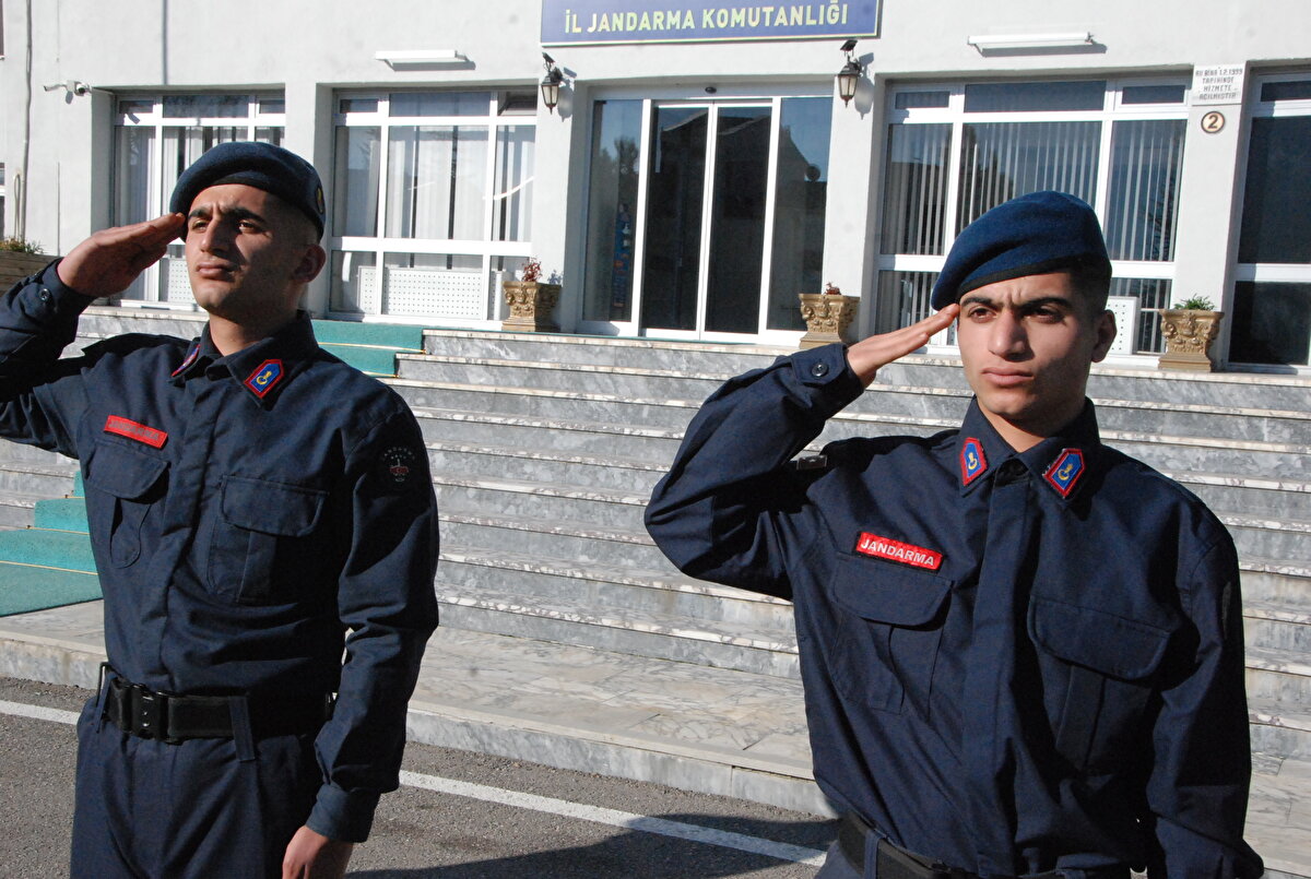 Vatani görevleri sırasında da ayrılmayan ikiz kardeşler, 5,5 aydır birlikte askerlik yapmanın mutluluğunu yaşıyor. Jandarma er Yunus Emre Sezgin, ikizi ile askerlik yaptığı için mutlu olduğunu belirterek, "Burada görev yapmaktan dolayı büyük mutluluk duyuyoruz. Jandarmanın bu şanlı formasını giymek bana şeref vermektedir. İkiz kardeşimizle birkaç kere ayrılmıştık ama daha sonrasında hep birlikte olduk ve burada birlikteyiz. Burada kardeşimin de olması insanı iyi hissettiriyor. Bundan dolayı çok mutluyum" dedi. 