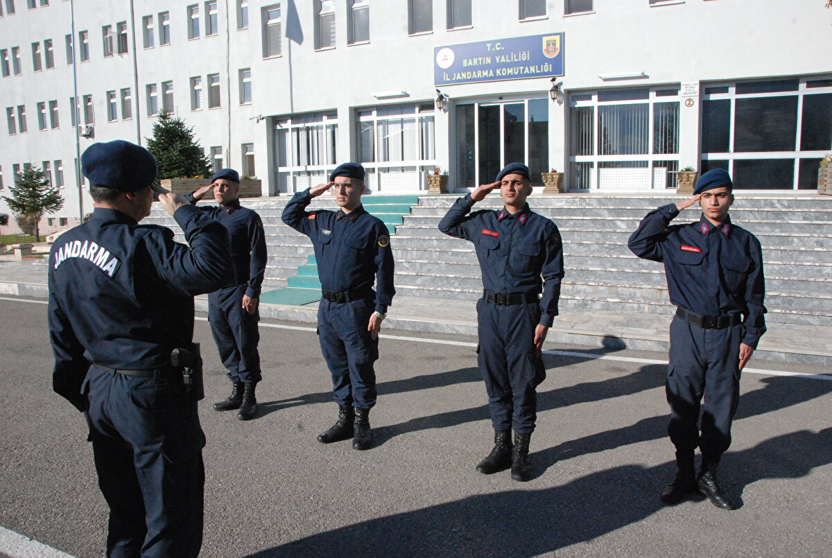 Jandarma erler Yunus Emre Sezgin ve Yusuf Eren Sezgin ile İbrahim Demir ve İsmail Demir Bartın, İl Jandarma Komutanlığı'nda görev yapıyor. 