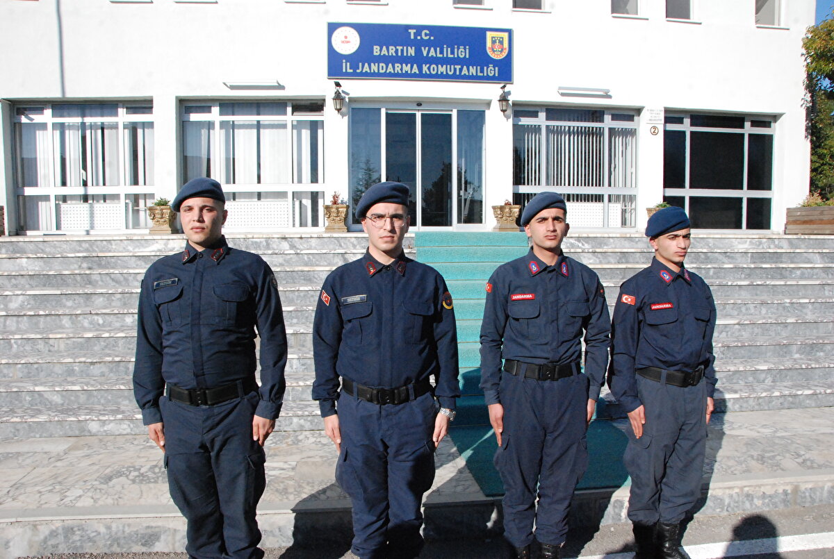  Jandarma er İsmail Demir ise "İkizimle birlikte askere gelmek, gerçekten bizlere gurur veriyor. Böyle bir şey olabileceğini tahmin etmiyordum. Görenler çok şaşırıyordu. Bartın İl Jandarma Komutanlığı'nda ikizim ile askerlik yapmak bizi sevindiriyor. İkizim ile aynı evde büyüdüm, okula gittim, askerlik de aynı yerde nasip oldu. Gerçekten çok güzel bir şey" dedi. 