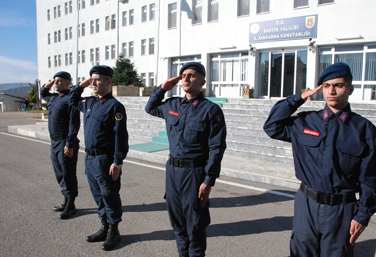 Jandarma er İbrahim Demir de ikiziyle askerlik yapmanın çok güzel duygu olduğunu anlatarak, "Burada kardeşimle askerlik yapmak bize mutluluk veriyor. Kardeşimle beraber okuduk ve büyüdük, beraber askerliğe geldik. Kardeşimle aynı yerde askerlik yaptığımızı duyunca çok şaşırıyorlar. Birbirimize çok benzemediğimiz için bizi çok karıştıran da olmuyor" diye konuştu.