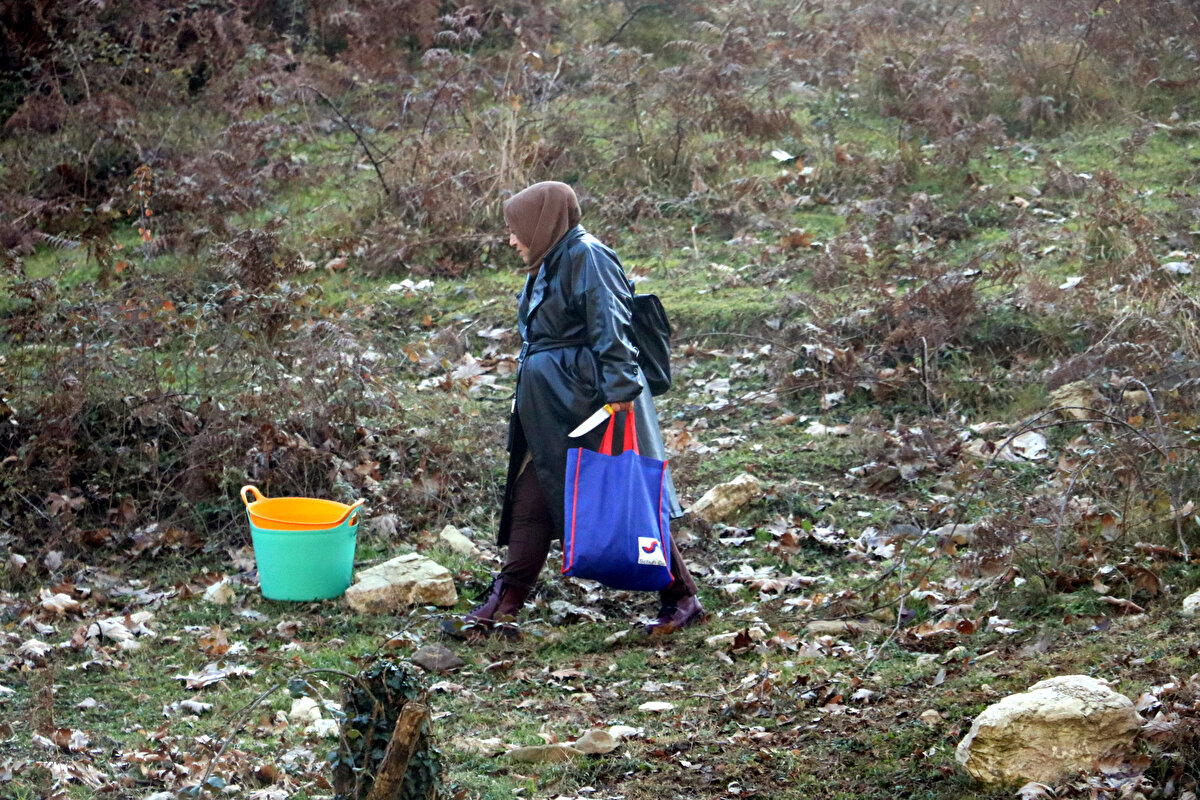 120 BİN LİRA HARCADI <br>Kazı ruhsatı almak ve çalışmaları başlatmak için 120 bin liraya yakın masraf ettiğini belirten Karaman, “Ruhsat için 75 bin lira, 30 bin de masraf sundular. Diğer masraflar bana ait dozer, yeme içme yol parasına ayrı masraf yaptım. Bilmiyorum ne çıkarsa şansıma. Burası babamdan bana geçti. Tapusu üzerime olduğu için resmiyete döktüm işi. Burada mezar, 2 veya 4 lahit mezar bulmayı umuyorum." diye konuştu.