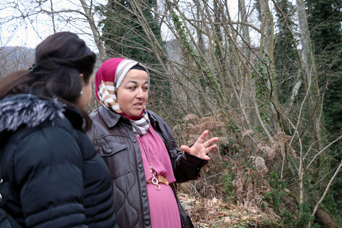'RÜYA ACABA GERÇEK OLUR MU?' <br>Babası ve arkadaşlarının onay verdiğini ifade eden Nazmiye Karaman, şöyle konuştu: <br>“Eşim bu işe sıcak bakmıyor. 6 yıl beklememin sebebi maddi durumum yoktu, masraf çok olacağı için. Çıkmazsa paranın yanma durumu var, ya çıkmazsa tabii. Şimdi bütün riskleri aldım. Çıkmazsa devam edeceğim. Çıkacağına umudum var. Çıkan meblağın yüzde 50'sini devlete vereceğim. Diyorlar 'niye masraf yapıyorsun?' Kafamda soru işareti kalmaması için, gördüğüm rüya acaba gerçek olur mu diye bunu yapıyorum. Hedefim bunu ortaya çıkarmak."