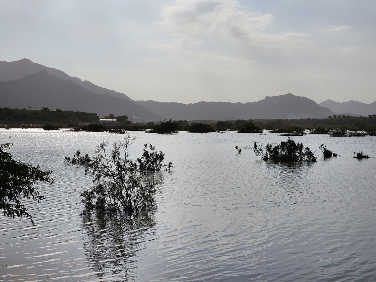 Suudi Arabistan'ın kutsal toprakları Mekke ve Medine, son günlerde yağışlı havanın etkisine girdi.<br><br>Uzun zaman sonra gelen yağış, su birikintilerine ve sellere neden oldu.