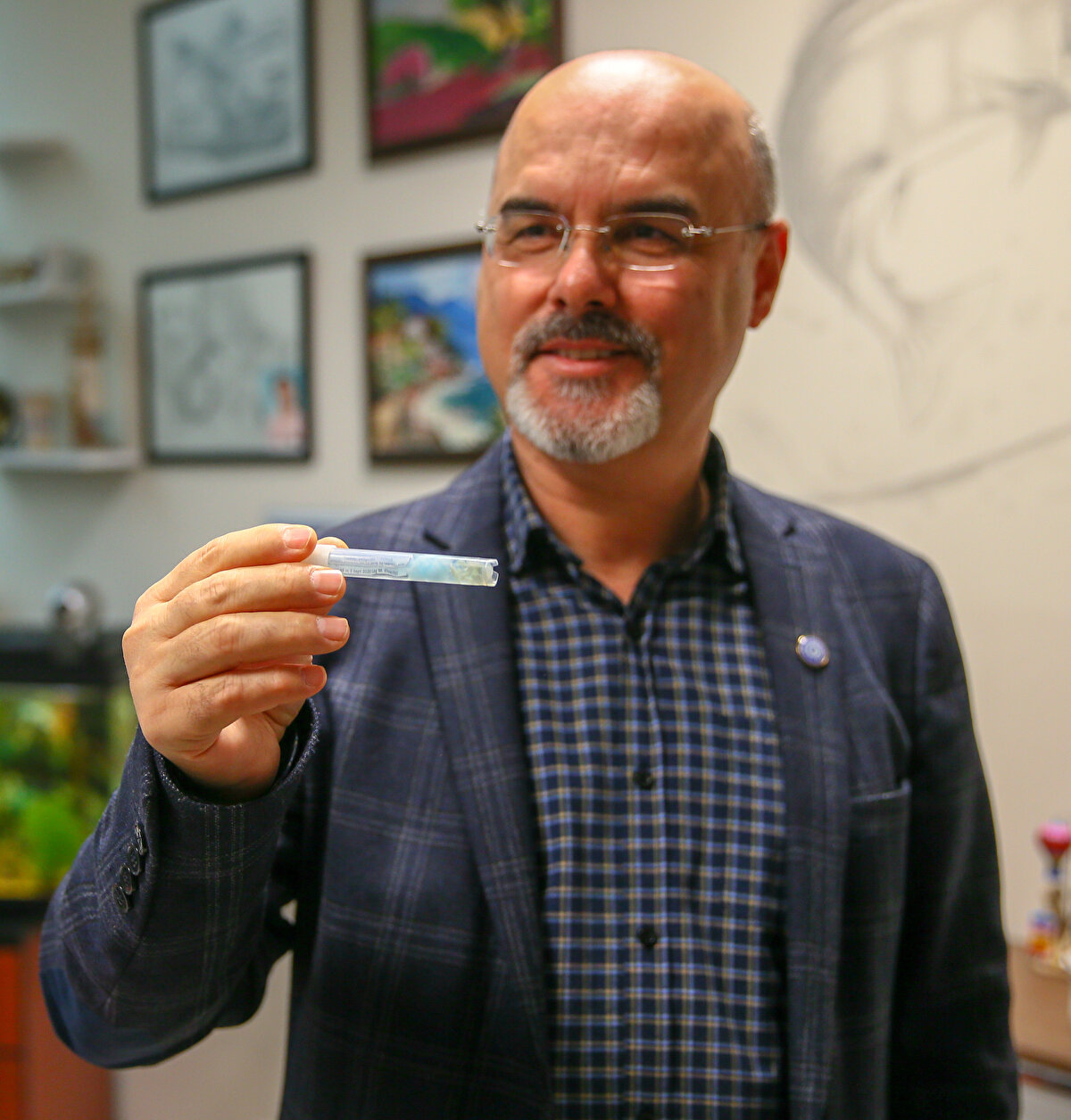 "BUNLAR GÜZEL GELİŞMELER"<br><br>Ekip arkadaşlarına teşekkürlerini ileten Özbek, şöyle dedi:<br><br>"Burada bilim alemi tarafından bilinmeyen bir tür vardı, biz bunu bulduk. Bundan sonraki çalışmalar artık koruma çalışmaları olabilir veya moleküler yönünden diğer farklı çalışmalar olabilir. Bilim insanlarımız bu konu üzerinde çalışmalar yapıyorlar. Bunlar güzel gelişmeler. Bundan önceki yıllarda ne yazık ki konu hakkında yetişmiş bilim insanı sayısı fazla değildi. Belki ondan dolayı yabancıların hakimiyeti altındaydı bu konular."