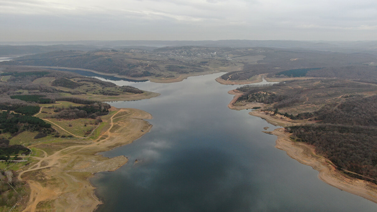 Tarım, sanayi, evsel kullanım ihtiyaçlarının giderek arttığını dile getiren Dr. Kesici, düzensiz göçün de su gereksinimini aşırı artırdığını belirterek, “Bu nedenlerle 2023 yılı ve sonrası suya olan ihtiyacın 100 milyar metreküpün üzerinde olacağı öngörülüyor. Bu öngörüye göre, yıllık toplam su kaynaklarının tükenebileceği söylenebilir. Aşırı kuraklık nedeniyle su kaynaklarında su seviye miktarlarının adeta dip suyu haline gelmesi, birçok bölgede 100-500 metre derinlikte bile sondajla su alınamaması önemli bir göstergedir" dedi.<br>