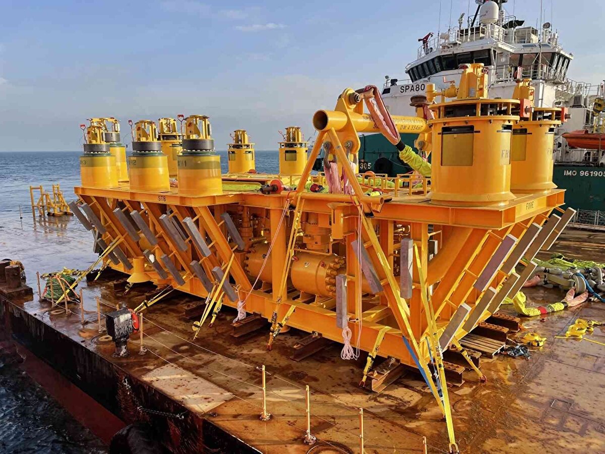 Yaklaşık 5,5 metre yüksekliğinde, 8,5 metre genişliğinde ve 18,2 metre uzunluğundaki dev ekipmanın, su altı robotların yardımıyla yaklaşık 23 saatte deniz tabanına yerleştirildiği bildirildi.<br><br>