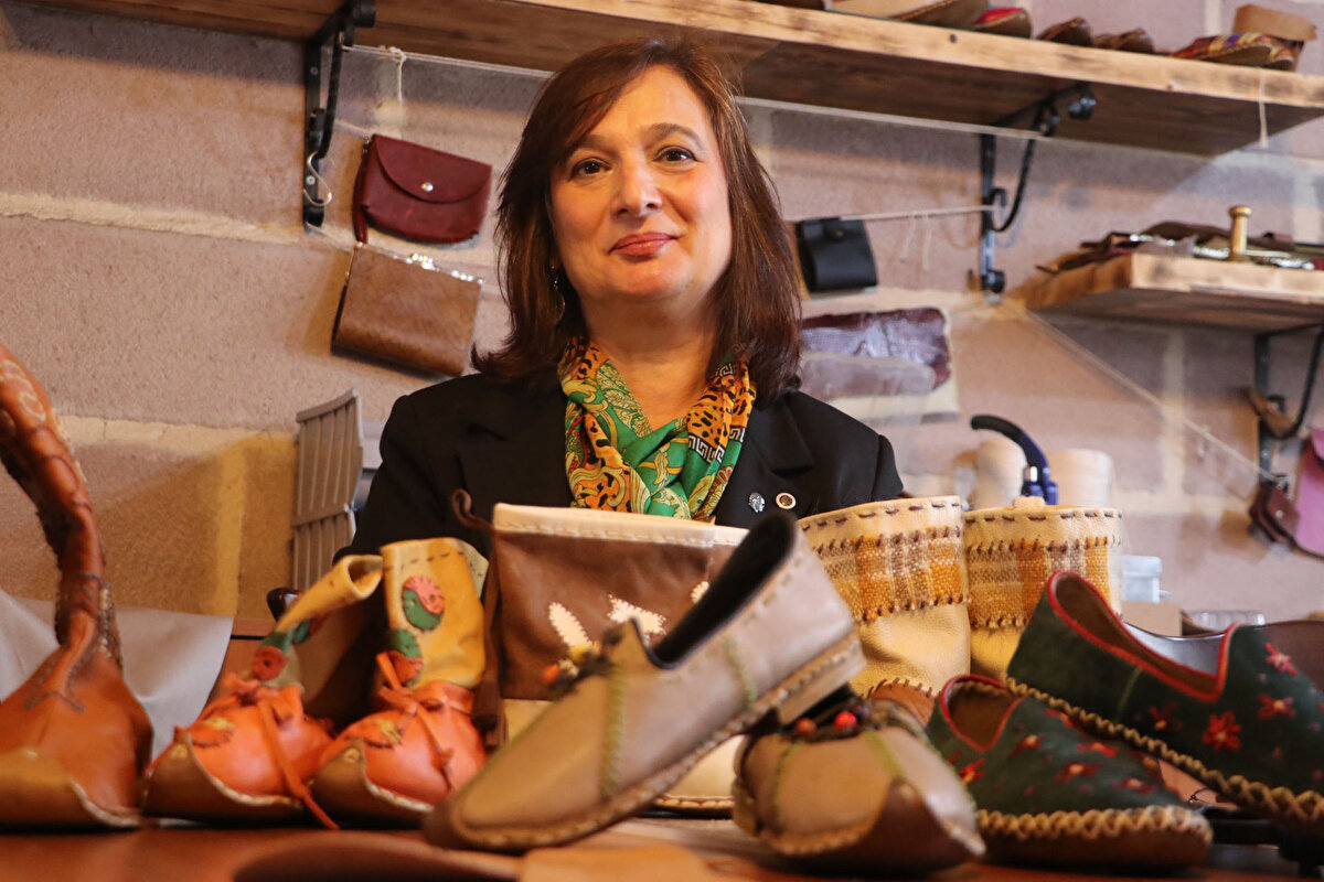 Akademisyen Hatice Somçağ, tamamen eski dönemlerdeki masat, eye, danalya, bıçak gibi aletlerle ve doğal gereçlerle çalıştığını söyleyerek, "Ayakkabıların tabanlarında manda derisi kullandım. Sayalarında koyun, keçi ve dana derileri kullandım. Türk kültürü 'motif' konusunda büyük bir deryadır. Örneğin, çintemani motifimiz var. Bu, padişahların kaftanlarında, giysilerinde kullanılan bir motiftir. Güç, kuvvet, kudreti sergiler. O nedenle çintemani motiflerinin yer aldığı ayakkabıları padişahlarımız kullanmıştır. Oğuz boylarının damgalarını kullandım. Kimyasal ürün, boya, madde kullanmadım. Kimyasal madde kullanmadan tamamen doğal malzeme, bal mumu ile kuvvetlendirerek, doğal pamuk ipi diktim. Böylece hem su geçirmezliği sağlanıyor, hem de ipin çürümesini engelleyerek, dayanıklılığını artırmış oluyoruz. Ayakkabıların bir kısmını deri saya, bir kısmını keçe çalıştım. Keçelerin bazılarını tepme keçe olarak aldım, kesip dikerek çalıştım. Bazılarını ise yün liflerini kendim sıcak su ve sabun ile sıkıştırarak ayakkabı formunu verdim" dedi.