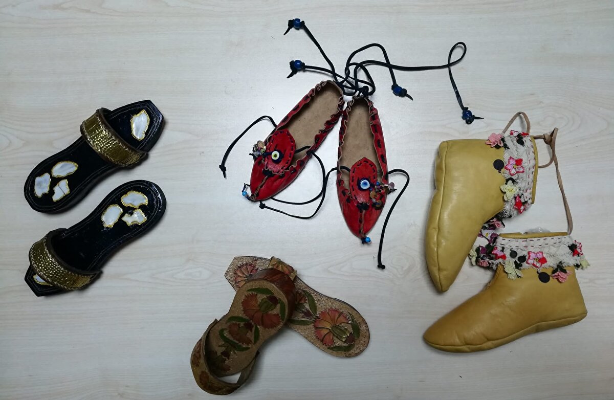 Yaklaşık 20 yıldır ayakkabı tasarımı ve üretimi öğretmenliği yaptığını ifade eden Somçağ, "Günümüzde hep modern endüstriyel ayakkabılar yapılıyor. Bunu yapan o kadar çok ki ve maalesef batıdan etkileniyoruz. Ben batıdan etkilenmeden öz Türk kültürünü tanıtmak, gençlere öğretmek, yansıtmak; bunu bilenlere hatırlatmak istedim. Bütün amacım buydu. Biz kültürümüze, köklerimize sahip çıkalım. Bugünkü ayakkabı modellerinin kökeni bizim eski modellerimiz. Birçok ünlü ayakkabı tasarımcıları tarihsel ayakkabılardan esinlenerek yeni tasarımlarını yapıyorlar. Günümüzde ayakkabılarda olduğu gibi kimyasal kullanılıyor. Boyalar, yapıştırıcılar, solüsyonlar kimyasal olarak hatta saya gereçleri, suni deriler kullanılıyor. O kadar çok suni deri ve plastik, kimyasal boya ve yapıştırıcılar kullanılıyor ki zaman zaman duyuyoruz; ayaklarda yaralar, mantarlar oluştuğuna dair. Bu, vücut sağlığına da son derece zararlı. Bu yapımda ayakkabılar kalp romatizmasına kadar yol açabilir. Amacım kimyasallardan, endüstriyel üretimden uzakta kişiye özel, tek, doğal gereçlerle tamamen doğal çalışmaktı. Öğrencilerimiz de derslerde el yapımı ayakkabı, çanta geleneksel ayakkabıları öğreniyorlar. Aynı zamanda bunun tarihçesini, kullanılan el aletleri, üretim teknikleri bu alanla ilgili birçok şeyi öğreniyorlar. Bildiklerimi öğrencilerime de aktarmaya çalışıyorum" diye konuştu.