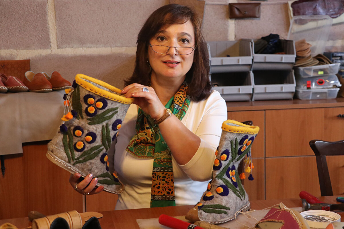 Programın kurucusu öğretim üyesi Hatice Somçağ, ayakkabı kültür mirasının kaybolmaması ve öğrencileri aracılığıyla geleceğe aktarılması amacıyla, evinin bir odasını atölyeye çevirip, eski dönemlerde kullanılan ayakkabılar dikti. Somçağ, M.S. 300'lü yıllardan başlayıp 20'nci yüzyıl başlarına kadar kullanılan ayakkabılardan örnekler yaptı. 