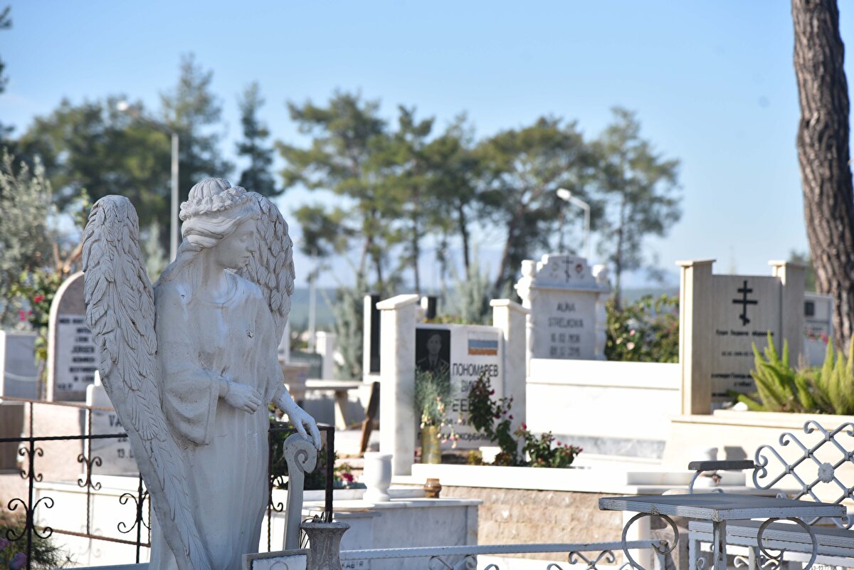 Alanya ilçesinde de Dinek'teki mezarlığın kapasitesi dolduğu için Cikcilli Mahallesi’ndeki mezarlığa defin yapılıyor. Alanya'da Mahmutlar'daki yabancı mezarlığında ise kapasitesinin dolmasıyla genişletme çalışmaları devam ediyor.<br><br>
