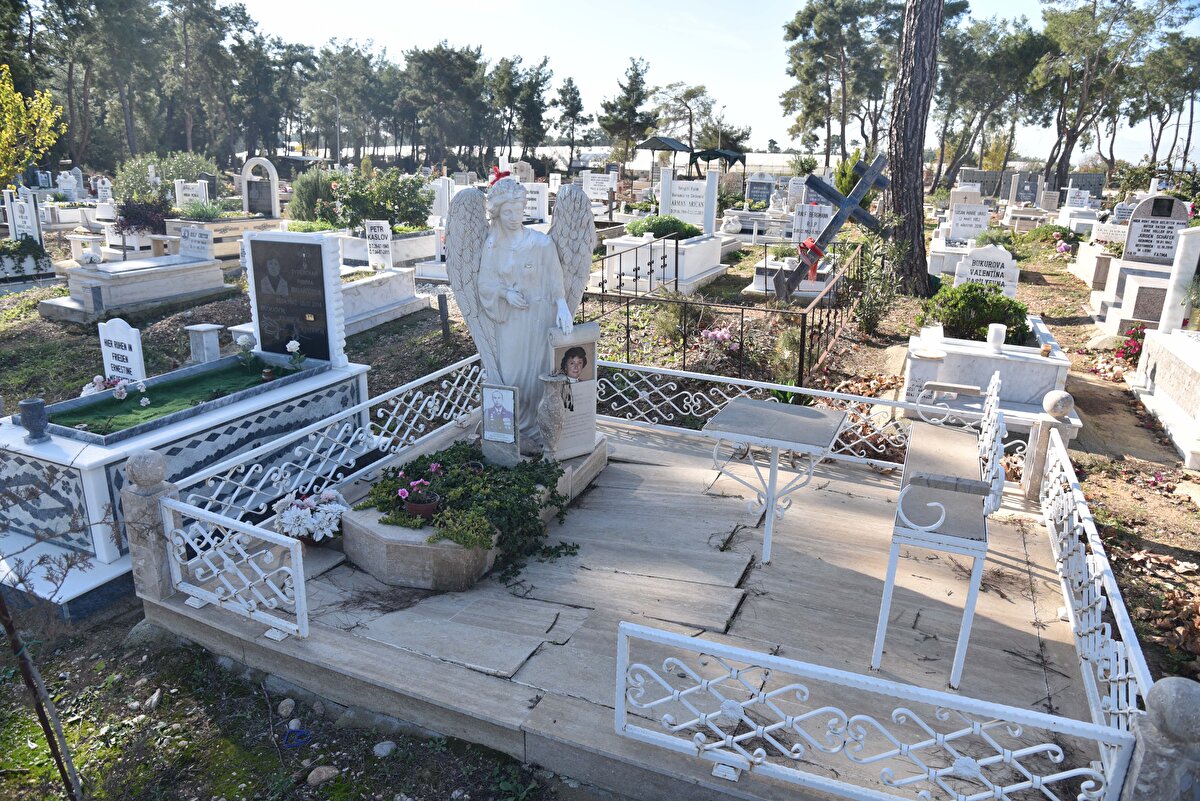 Antalya Büyükşehir Belediyesi Mezarlıklar Şube Müdürü Erkan Sel, "Antalya'da 19 ilçede 10 gayrimüslim mezarlığı mevcut. Antalya'da 2014'ten sonra 1000 civarında defin yapıldı. Definlerin 300'ü Kurşunlu'da, 400'ü Uncalı'da olmak üzeri farklı ilçelere gerçekleştirildi. Son zamanlarda gayrimüslimlerden aile mezarlığı talebi gelmeye başladı. Şimdiye kadar yabancılara yönelik 50 aile mezarlığı satışı var. Bunun 15'i geçen yıl gerçekleştirildi. Geçen yıl 200 civarında yabancı uyruklu vatandaşın defni yapıldı. Yabancı uyruklulara da mezarlıklarımızda hizmet vermeye devam ediyoruz" dedi.<br><br>