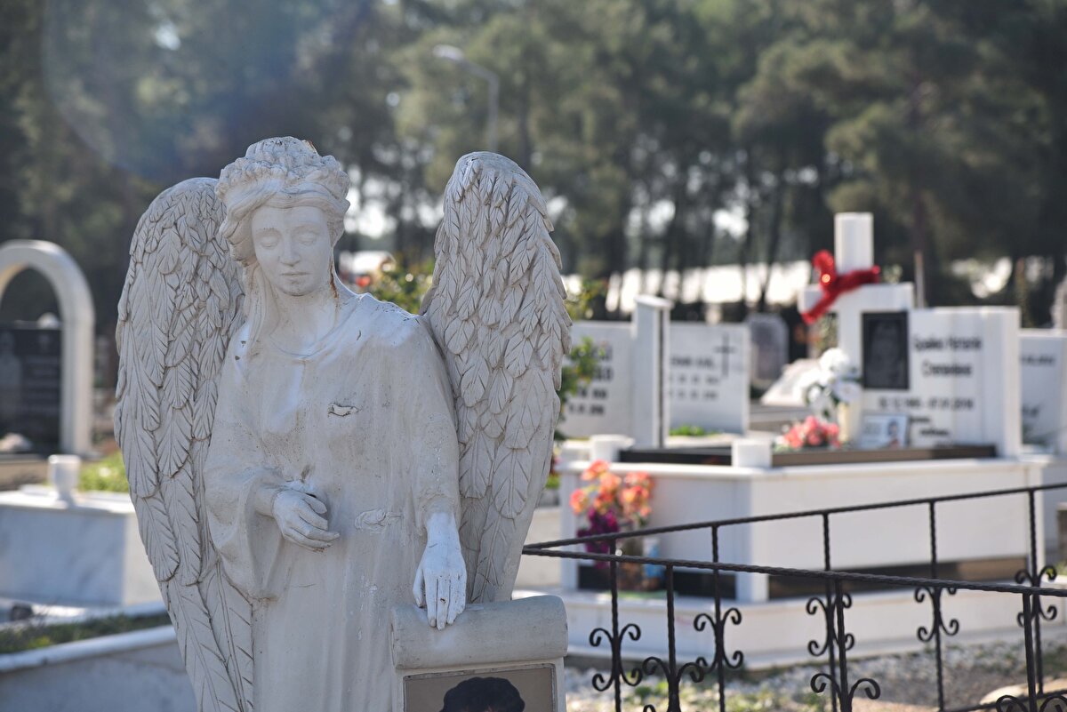 Kentte yaşayan yabancıların son dönemde aile mezarlığına ilgisi arttı. Kentte geçen yıl 15 yabancı aile mezarlığı tahsis edildi. Aile mezarlığı satın alanların çoğunluğunun Almanlardan oluştuğu kaydedildi. Mezarlıklarda bugüne kadar yabancıya satılan aile mezarlığı sayısının ise 50 olduğu öğrenildi. Aile mezarlığı çift kişilik 60 bin lira, 4 kişilik mezarlık ise 120 bin liradan satılıyor.<br><br>