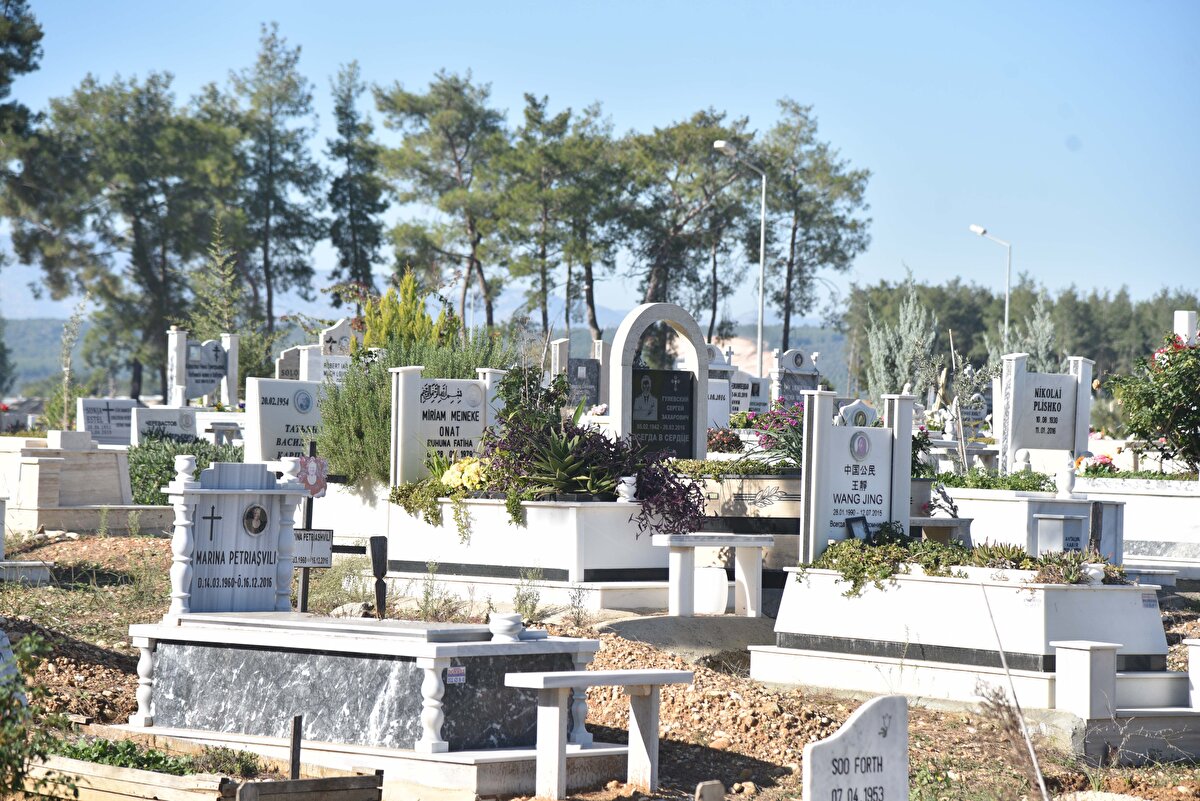 Antalya'nın 19 ilçesinde Büyükşehir Belediyesi bünyesindeki Sağlık İşleri Daire Başkanlığı'na bağlı mezarlıklar arasında gayrimüslimlerin defnedildiği 10 mezar alanı yer alıyor. Bu mezarlıklarda 2014 yılı itibarıyla 1000 civarında defin yapıldı. Kent merkezinde Uncalı'daki mezarlıkta 480 kabir kapasitesinin dolmasının ardından yabancılar 7 yıldır Kurşunlu Kent Mezarlığı'na defnediliyor.<br><br>