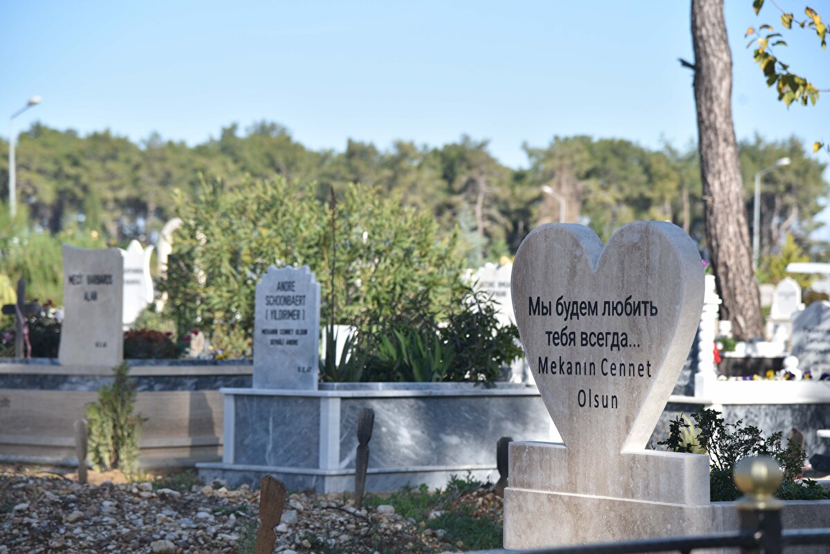 Kentte, yabancıların gömüldüğü mezarlıklarda geçen yıl 63 gayrimüslim, 143 yabancı uyruklu Müslüman olmak üzere 206 defin gerçekleştirildi. Defnedilenler arasında Alman, Rus ve İngilizler çoğunlukta yer alıyor. Önceki yıl ise 61 gayrimüslim olmak üzere 155 yabancı uyruklunun defni yapıldı. Rusya ile Ukrayna arasındaki savaş sonrası kente gelen yabancılar arasında vefat edenlerin ailelerinin genellikle defin için cenazeleri ülkelerine göndermeyi tercih ettiği öğrenildi.<br><br>