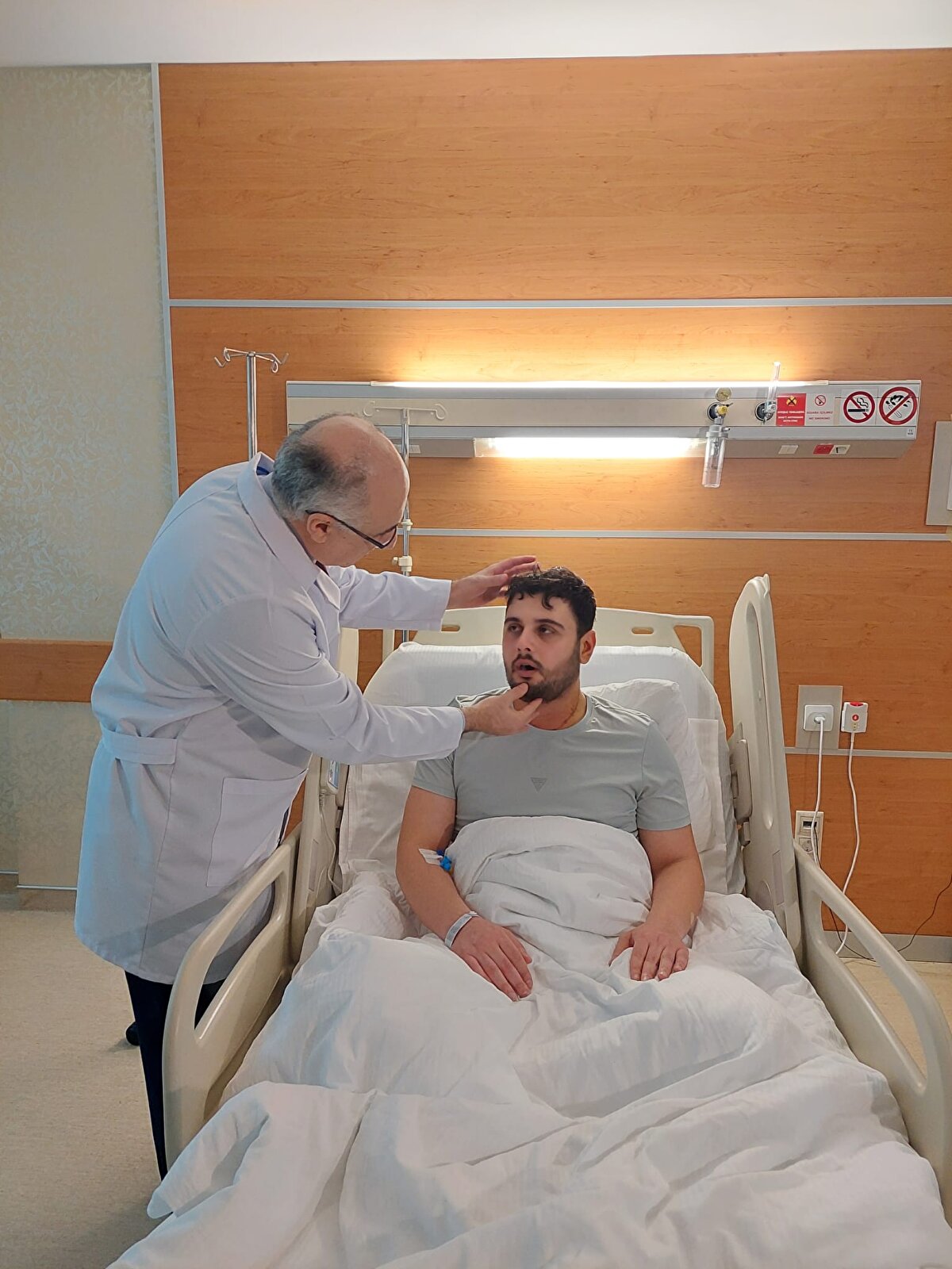 Hüseyin’in çok genç olduğuna vurgu yapan Prof. Dr. Apuhan, “Hasta bize geldiğinde dilinin üzerinde kırmızı, beyaz renkli kanseri andıran bir görüntüyle karşılaştık. Yapılan testlerden sonra dil kanseri teşhisini koyduk, hızlı yayılmıştı. Dilin çok az bir kısmında tümörlü doku yoktu. Hastayı acil olarak ameliyata aldık. Ameliyat sırasında tümörlü dokuyu çıkardık, kanser boyun bölgesine sıçramıştı oradaki lenf bezlerini temizledik. Daha sonra ağız tabanının tamirini yaptık. Dili flep ile onardık. Ameliyat 6 saat sürdü, başarılıydı. Hastamızın sağlık durumu iyi, taburcu edeceğiz. Diş çürüklerini, kırık dişleri özellikle sağlıksız yapılan diş protezlerini mutlaka kontrol etmek lazım. Bunlar dil kanserlerine zemin hazırlar” diye konuştu.<br><br>