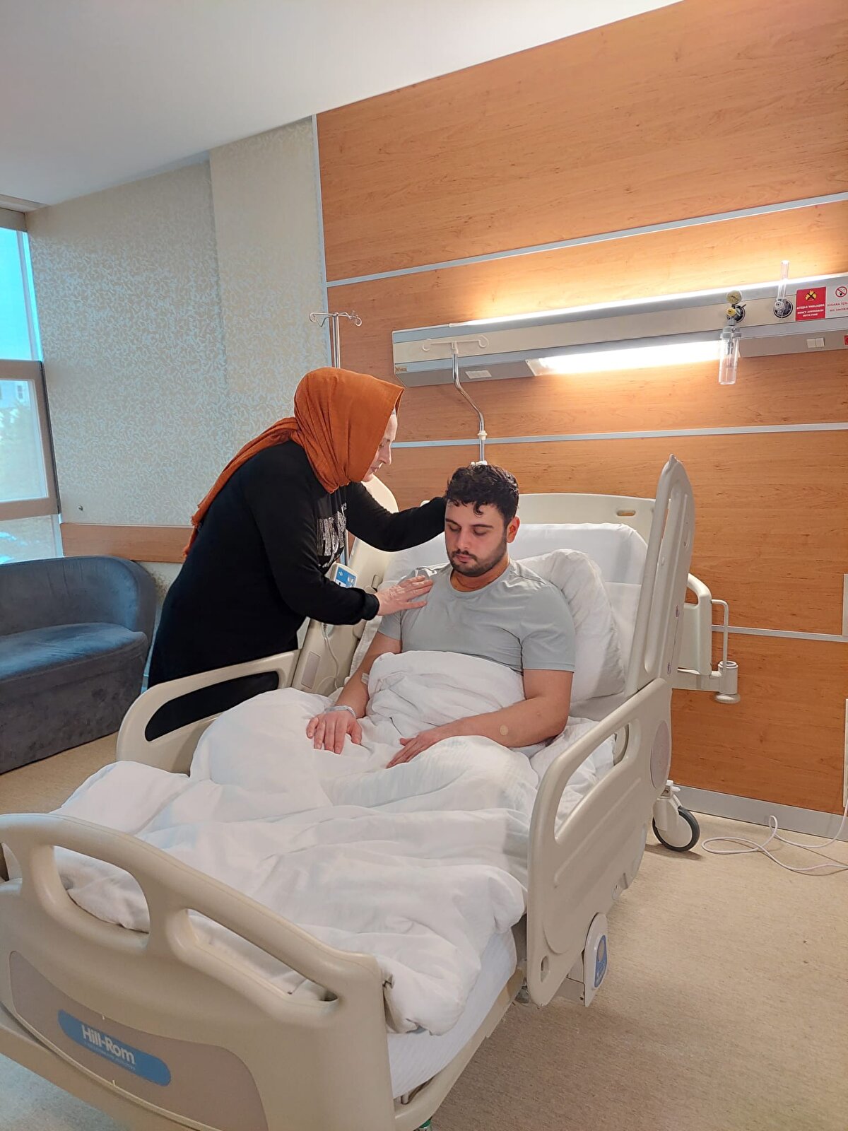 Ameliyat sonrasında radyoterapi planladıklarını söyleyen Prof. Dr. Apuhan, “Kanser tekrarlayabilir ama cerrahi sınırları temizledik, yakından takip edeceğiz. Hastamız kısmen şanslı biraz da olsa konuşabilecek, dilinin büyük bir kısmını tekrarlama riski yüksek olduğu için aldık. Vücudunun başka bölümünden dil kısmına doku transferi yapabiliriz. Tat alma kaybı olacak. Hasta 1 ay içerisinde normal hayatına dönebilir” ifadelerini kullandı.<br><br>