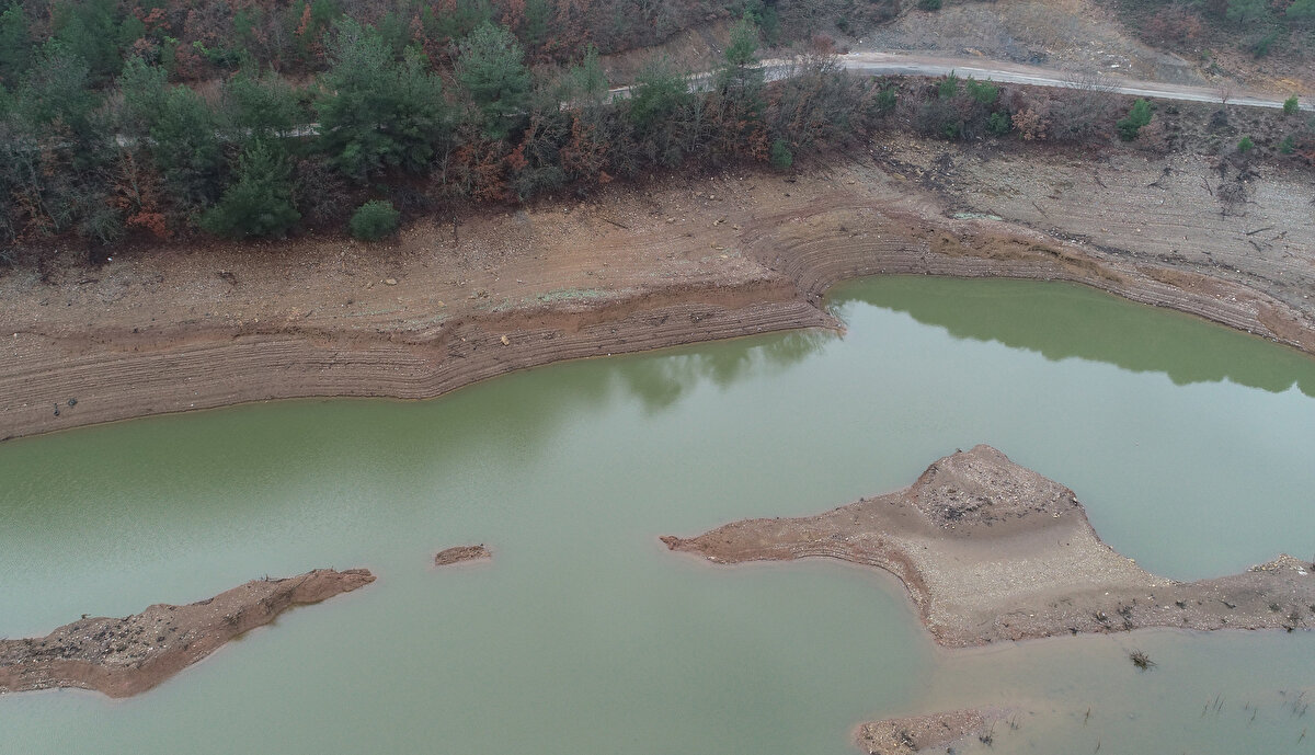 Türkeş, 2022'de normaline göre en fazla azalmanın yüzde 54 ile yaşandığı Marmara Bölgesi'nde sonbahar yağışlarının son 40 yıllık süreçte en düşük seviyede gerçekleştiğini aktardı.<br><br>Aralık ayının ikinci yarısından itibaren hava sıcaklıklarının yeniden uzun süreli ortalamaların üzerine çıktığını, kuraklığın da sürdüğünü dile getiren Türkeş, "Yaz kuraklığını da eklerseniz 6 aydan daha uzun bir süredir Türkiye'nin özellikle kuzeybatısında, Batı Anadolu ve Marmara, Batı Karadeniz, Kuzey Ege dahil olmak üzere İç Ege ve İç Anadolu'nun kuzey ve batısında kuvvetli ve şiddetli kuraklık yaşıyoruz." dedi.