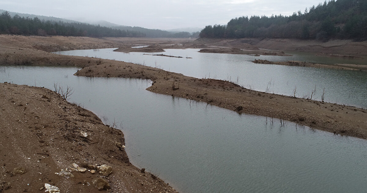 Marmara Bölgesi'nin Çanakkale'nin de bulunduğu büyük bölümünde aşırı kuraklığın hakim olduğunu belirten Türkeş, 3 aylık ve 6 aylık kuraklık zaman dilimlerine bakıldığında ise önceki kurak dönem de sayıldığında son 3 yılda nemli periyotlar yaşandığını ancak yeni bir kurak devreye girildiğinin anlaşıldığını ifade etti.<br><br>