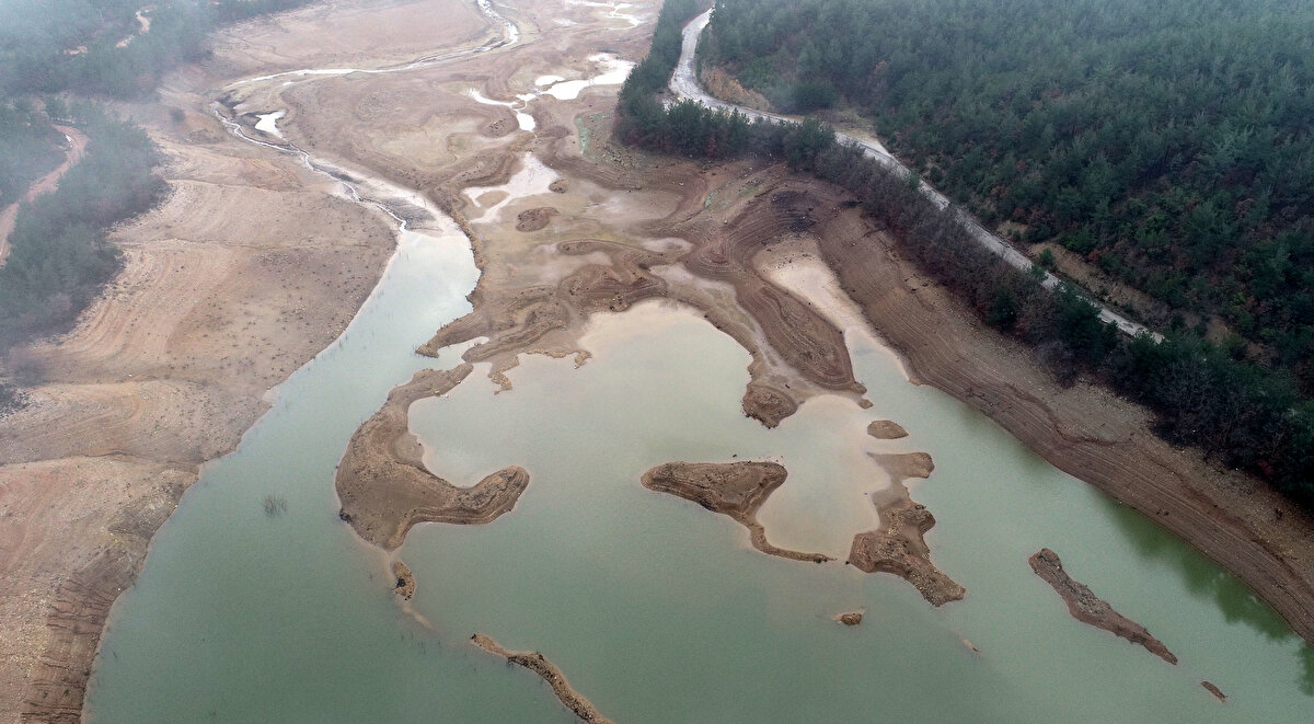 Prof. Dr. Türkeş, mevsimlik tahminlere göre yağışlı günlerin olacağını ancak uzun süreli kuraklığı ortadan kaldıracak derecede yağışların ufukta görünmediğini bildirdi.<br><br>Uzun süreli ortalamalardan daha sıcak koşulların yaşandığına işaret eden Türkeş, "Bu ağırlıklı olarak Kuzey Afrika kökenli, bu mevsimde olmaması gereken tropikal hava sistemlerinin kuzeye doğru sokulmasıyla bağlantılı. Hava sıcaklıklarının ortalamalardan daha yüksek olması, kışın 15, 16 hatta 19 derece gibi günlük en yüksek sıcaklıkların yaşanması, buharlaşma ve terlemeyle su kaybını da artırıyor. O yüzden buharlaşma, sıcaklık ve yağışı içeren indislerde aslında kuraklık şiddeti Marmara Bölgesi'nde ve Çanakkale yöresinde çok daha kuvvetli." ifadelerini kullandı.<br><br>Türkeş, ortalamalara göre gelecek aylarda yağışlardaki azalmanın özellikle tarım ve su kaynakları, kentsel içme ve kullanma suyu konusunda olumsuzluklara yol açabileceğini dile getirdi.