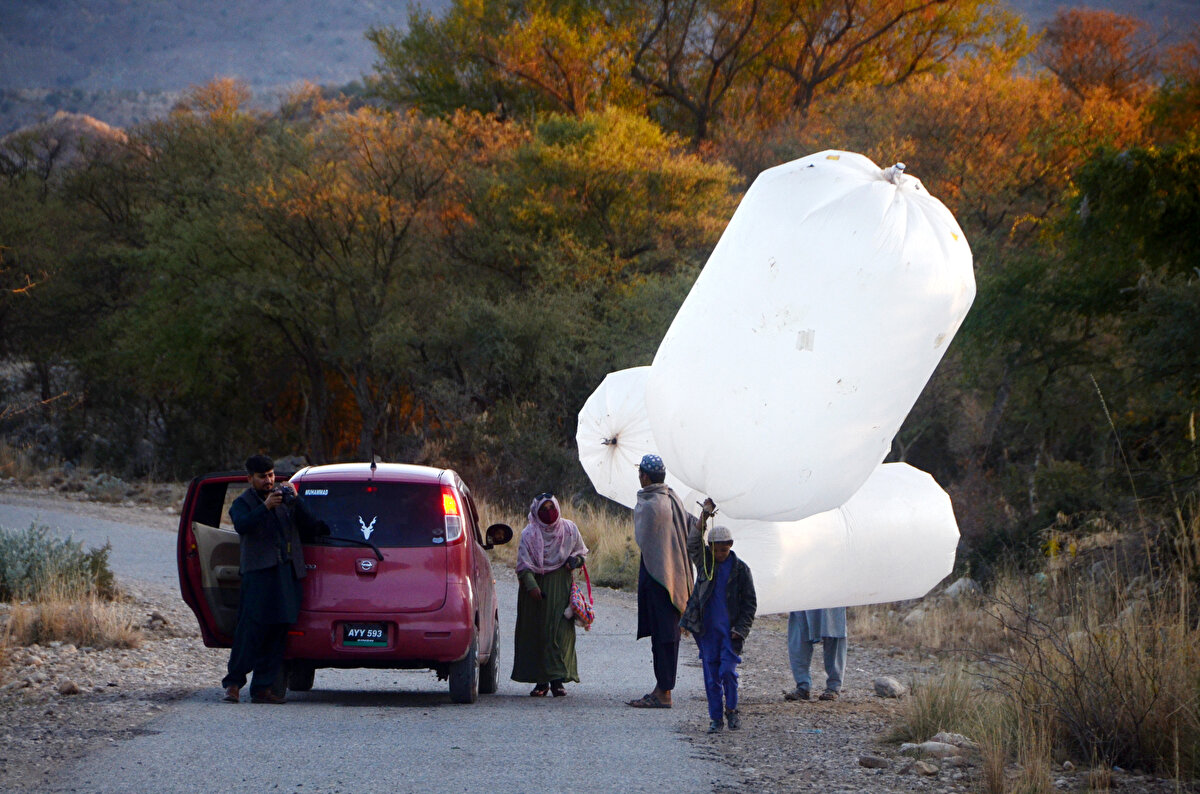 Yoksulluğun yaygın olduğu bölgede halk, kasabalarından çıkan gazı, evlerinde canları pahasına kullanıyor. Yerel halk, imkansızlıklar nedeniyle doğal gazda kendilerine has çıkarma, taşıma ve ölçü birimi geliştirdi. Herhangi bir altyapının bulunmadığı bölgede doğal gaz, rafineri yerine barakadan dağıtılıyor, boru hatları yerine poşetle taşınıyor. Ölçü birimi metreküp değil; plastik poşet.<br><br>