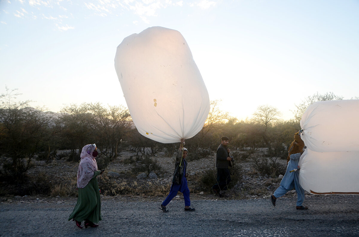 Yerel halk, "uçan balon" gibi görünen, kulağa eğlenceli gelen bu taşıma yönteminin tehlikesinin farkında. Zira bölgede bu nedenle daha önce birçok ölümler ve yaralanmalar yaşanmış. Ancak halk, pahalılık ve yoksulluk nedeniyle boyutuna göre 5-10 bin Pakistan rupisi (Yaklaşık 410-820 Türk lirası) olan mutfak tüpleri yerine, yüzde 70-80 daha ucuz, "uçuran balonları" tercih ediyor.<br><br>