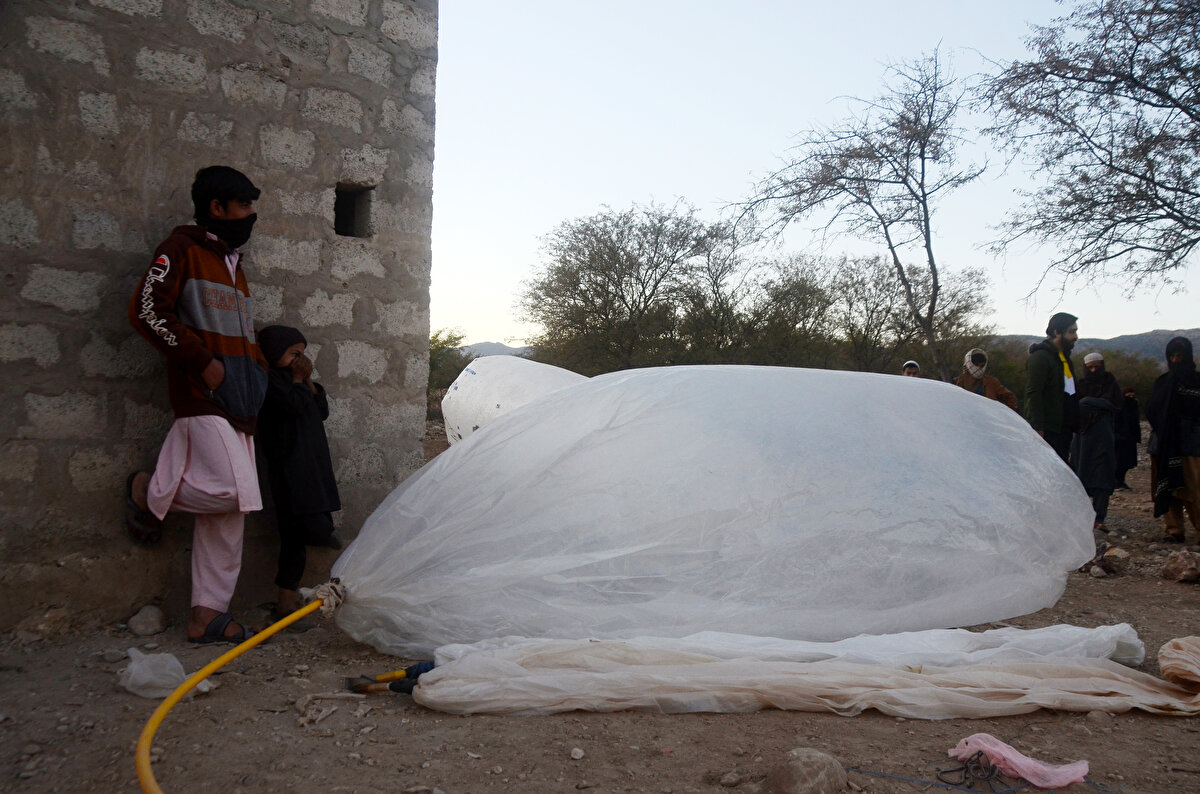 Toprağa gömülü bir hortum vasıtasıyla çıkarılan doğal gaz, kaçağı engellemek için poşetlerin ağzına geçirilen küçük bir vana aracılığıyla torbalara dolduruluyor. Poşetlerin uçan balon gibi havalanmaması için diğer ucu yerde taşa bağlanıyor. Bir poşet, ortalama 20-25 dakikada doluyor. "Poşet gazını" evlerinde kullanmak için 2 bin rupilik (yaklaşık 165 Türk lirası) bir elektrikli pompa yeterli. Bu pompa vasıtasıyla evlerdeki ocaklarda poşet gazından yemek pişirilebiliyor. Bir poşet gaz, iki saatlik tüketime eşdeğer.<br><br>