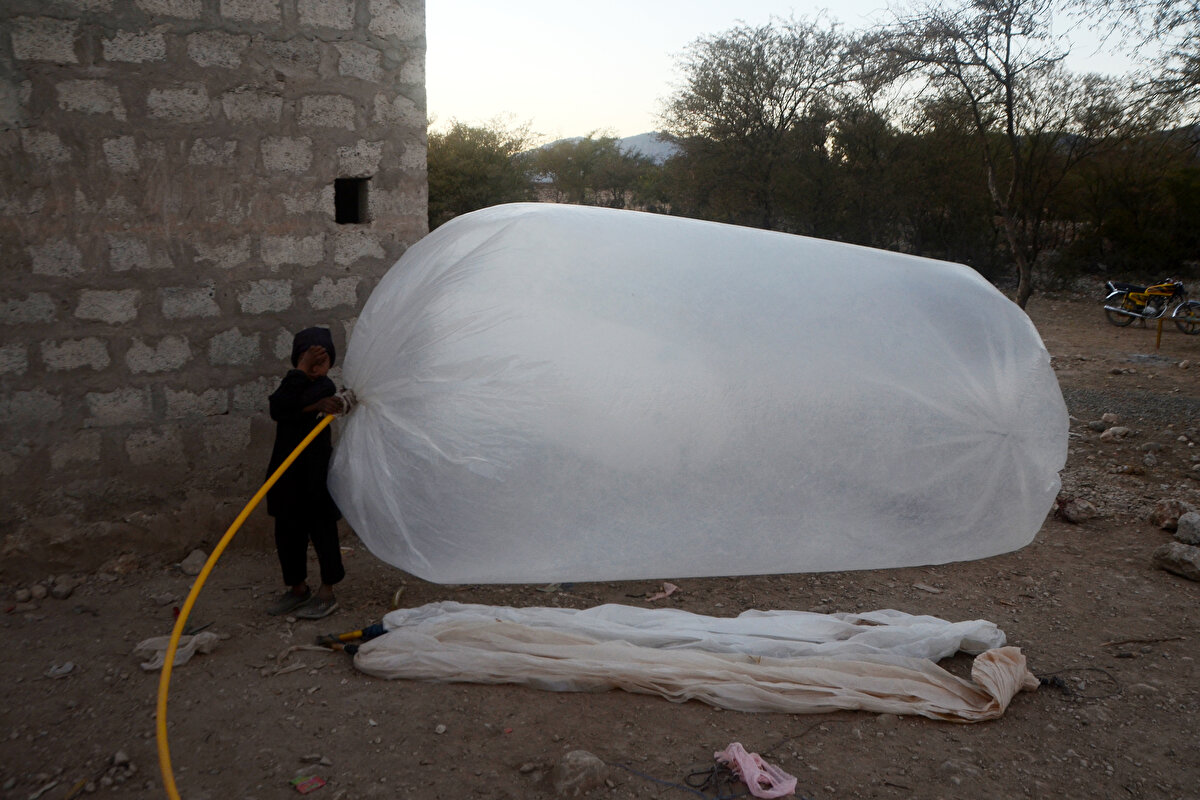 Poşetten dışarı sızması halinde ise gazda koku verici sülfür içerikli madde bulunmadığı ve en saf hali solunacağı için fark etmeden zehirlenme tehlikesi çok yüksek. Dolum ve poşetli taşımada da patlama, bir manyetoya ya da kıvılcıma bakıyor. Evde doğal gazı poşet balonlardan küçük elektrikli pompayla ocağa aktarma işlemi de büyük kazalara gebe. Bu nedenle iki saatlik yemek pişirme işi, Banda Davud Şahlılar için bir "ölüm kalım meselesi".<br><br>