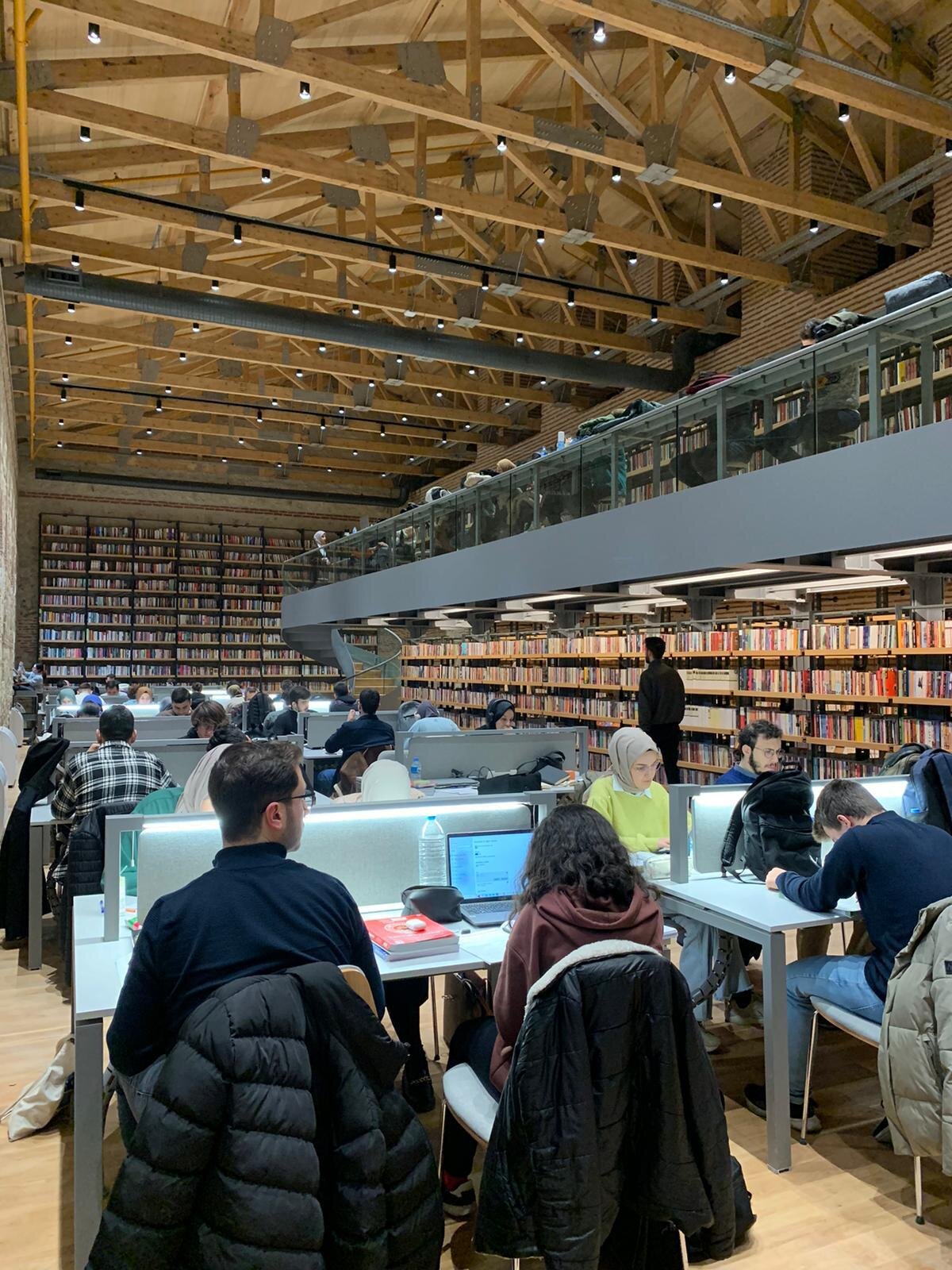 7 gün 24 saat hizmet verecek olan Rami Kütüphanesi'nde 2 milyon civarında kitap bulunuyor. 