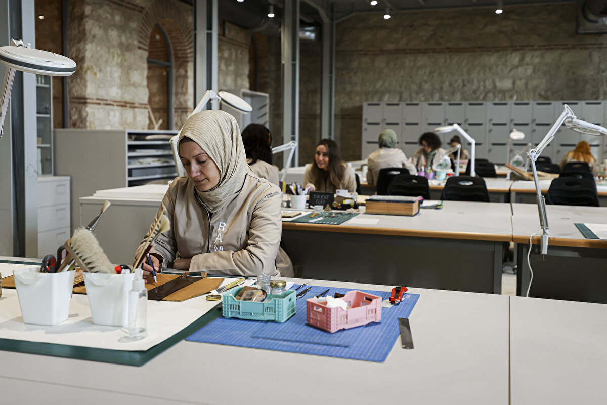 Rami Kütüphanesi'ne aileleri ile gelen vatandaşlar kütüphane bahçesinde hatıra fotoğrafları çektirirken, Rami Kütüphanesi bünyesindeki başta Atatürk İhtisas Kütüphanesi, Şifahane ve Yazma Eserler Kütüphanesi olmak üzere tüm bölümleri de dolaşma fırsatı buldular.