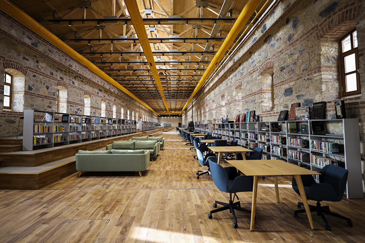 4 bin 200 kişilik oturma kapasitesi olan komplekste vatandaşlar için çorba ve çay dağıtımı yapan noktalar da bulunuyor.