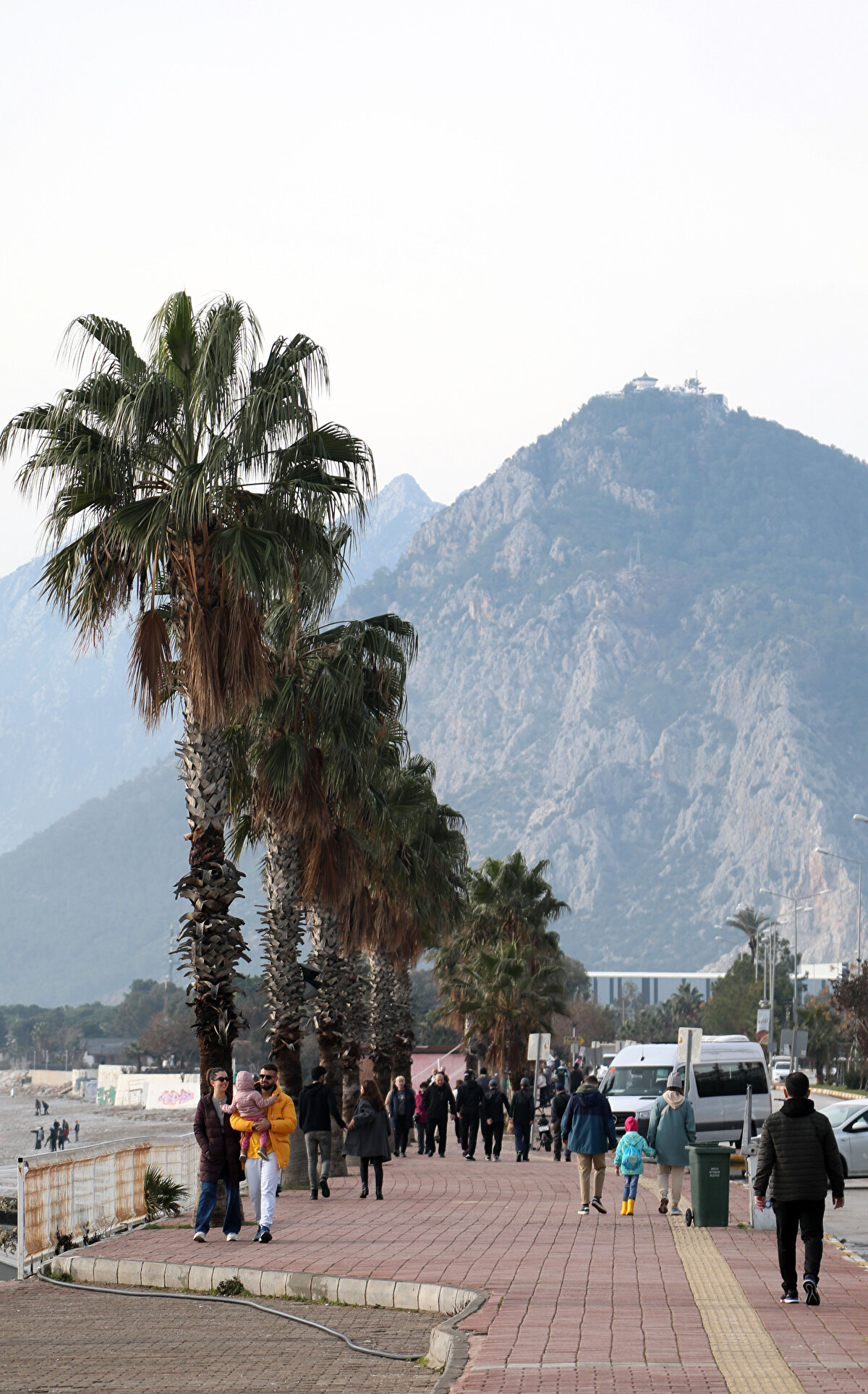 Antalya'nın Aksu ilçesinde dolu ve fırtınadan zarar gören seralarda hasar tespit çalışması yapıldı. İlçe Tarım Müdürlüğü ekiplerinin, Kundu, Kemerağzı, Kumköy, İhsaniye ve Murtuna mahallelerinde yaptığı çalışmalarla, çilek, domates ve biber seralarında 95 dekar alanda zarar tespit edildi.<br>