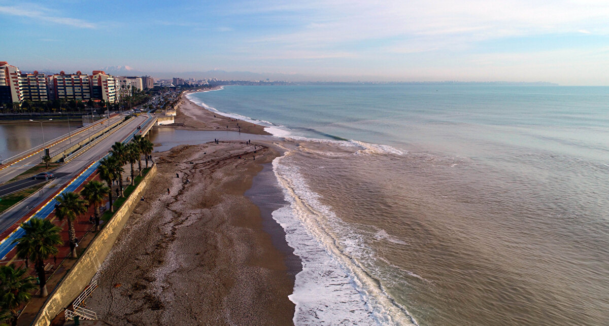 Antalya'da salı akşamından beri etkili olan yağmur ve fırtına, yerini güneşli havaya bıraktı. Konyaaltı Sahili'nde deniz turkuaz renge döndü. Boğaçay olarak bilinen akarsuyun denizle buluştuğu nokta ise dağlardan gelen yağmur suları nedeniyle kahverengi oldu.
