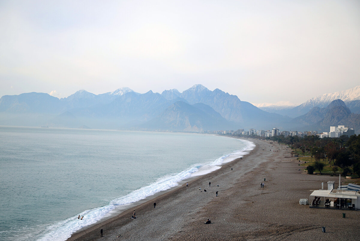 Konyaaltı Varyantı'nın aşağısında bulunan sahilde dalgaların oluşturduğu beyaz köpüğün cazibesine kapılan iki genç denize girdi. Bir süre bu noktada yüzen gençleri, sahildeki arkadaşları fotoğrafladı.<br>