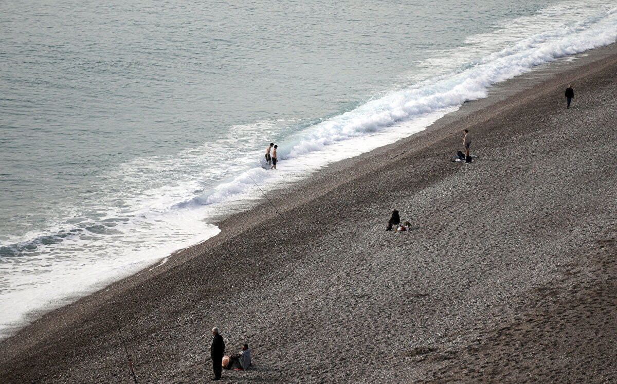 Meteoroloji 4. Bölge Müdürü Mehmet Latif Gültekin, son 24 saatte Kemer'de metrekareye 193, Antalya merkezde ise metrekareye 162 kilogram yağışın düştüğünü söyledi. Gültekin, son 72 saatte ise Antalya merkez Muratpaşa'da metrekareye düşen yağış miktarının 272 kilograma ulaştığını açıkladı.<br>