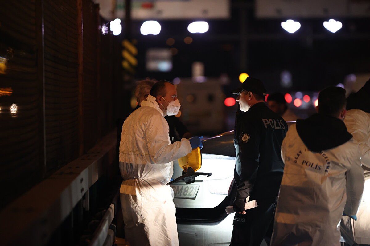 Yaralılar, ambulanslarla hastaneye kaldırıldı, köprüdeki ulaşım Edirne istikametinde yan yoldan sağlanıyor.<br>