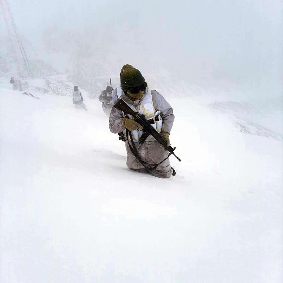 Hakkari kırsalında 3 bin 450 rakımlı Şehit Muhammet Koç Üs Bölgesi`nde ise kar kalınlığı 440 santimetre olarak ölçüldü.<br>